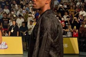 接地气！伦纳德身穿唐装出席村BA活动，秀粤语燃爆全场