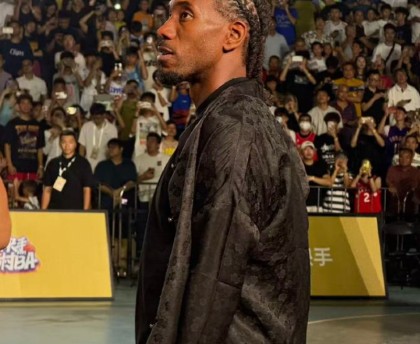 接地气！伦纳德身穿唐装出席村BA活动，秀粤语燃爆全场