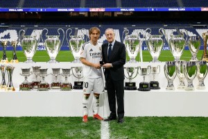 开云官方平台-👑两位传奇告别伯纳乌！弗洛伦蒂诺为安切洛蒂、莫德里奇颁发金质镶钻徽章